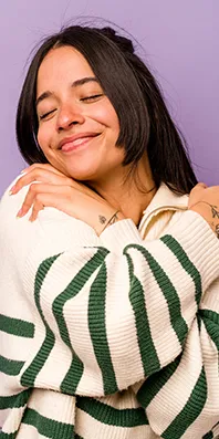 Fotografía de mujer sonriendo que representa acompañamiento humano, cercanía y conexión personal durante procesos de transformación