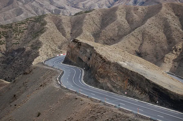 Fotografía de carretera entre montañas que representa dirección, recorrido y claridad en procesos de transformación