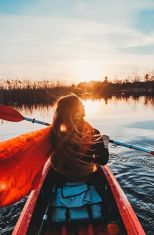 Fotografía de una persona contemplando el paisaje que representa conexión personal, claridad interior y acompañamiento consciente