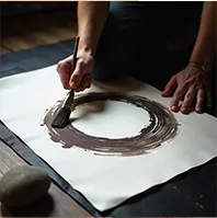 Fotografía de manos trabajando una figura circular que representa construcción de objetivos, enfoque y procesos conscientes