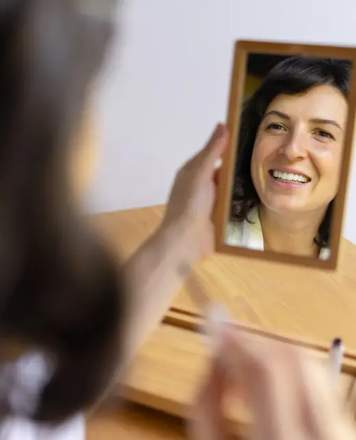Servicios y acompañamiento estratégico Fotografía de persona señalando información durante una sesión que representa servicios estratégicos, guía y acompañamiento profesional